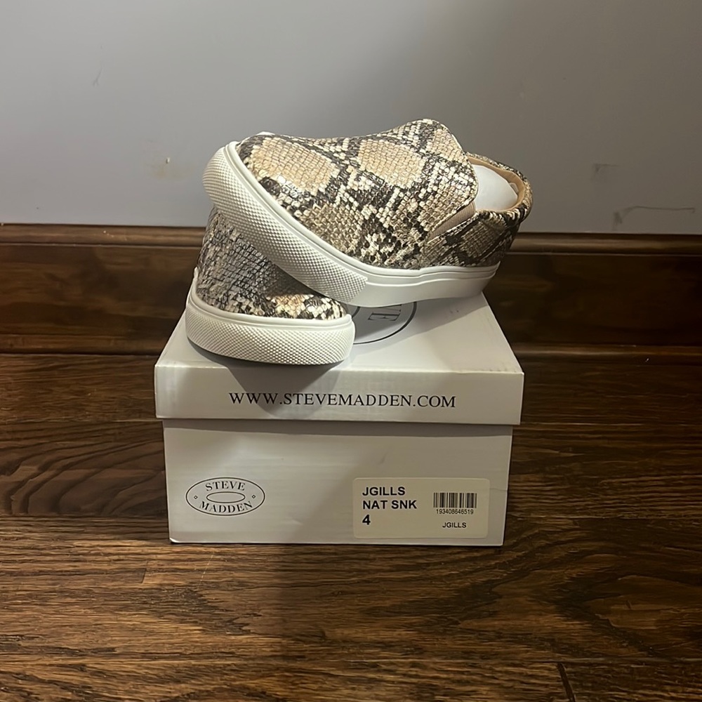 BRAND NEW WITH TAGS, NEVER WORN, STEVE MADDEN SLIP ONS